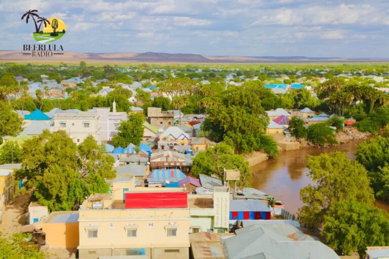 Haween ku nool Baladweyne oo qabta shaqooyin ay qaban jireen ragga.