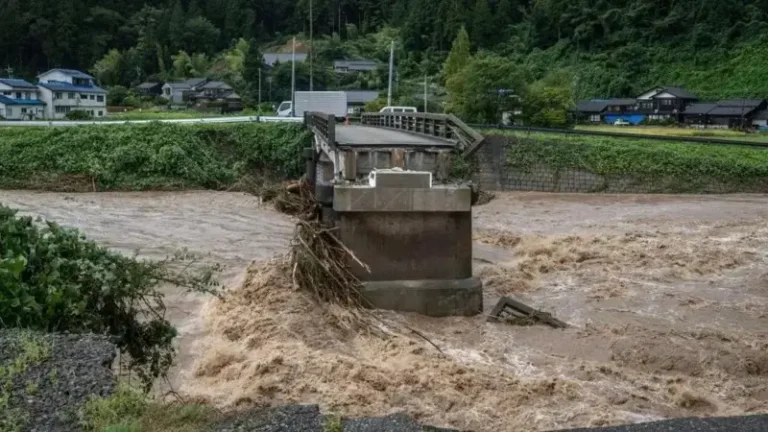 Daadad iyo dhul go’ ka dhacay dalka Japan oo dad ku dhinteen