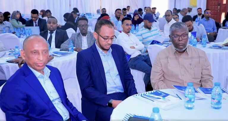 Aqoon-isweydaarsi ku saabsan fahamka Sharciga oo lagu qabtay Muqdisho.