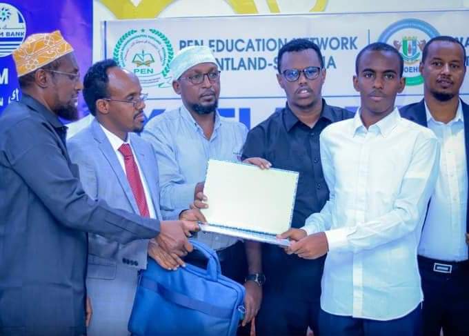 Munaasabad lagu dhiirigelinyay ardayda kaalimaha hore ka  galay imtixaanka iskuulada Puntland oo lagu qabtay Boosaaso