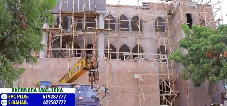 Masjidka jaamaca ah magaalada Guriceel  oo maraya heer gabo gabo ah.