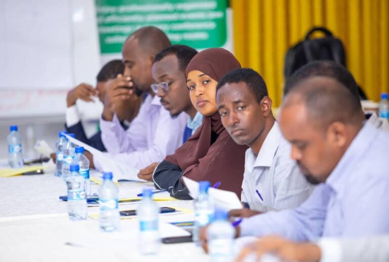 Kulanka latashiga bahda garsoorka dalka ee wax ka badalka dastuurka dalka oo ka furmay Muqdisho.