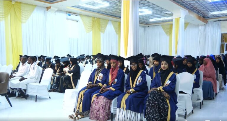 Arday baratay xirfado kala duwan oo munaasabad qalin jabin ah loogu qabtay Dhuusmaareeb.