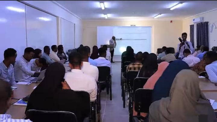 Howlwadeennada guddiga doorashooyinka qaranka oo tababar looga furay Muqdisho.