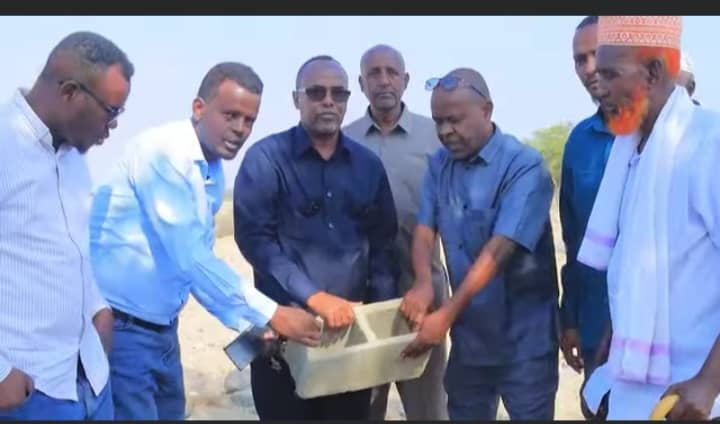 Wasiirka Khayraadka Biyaha Soomaliland  oo dhagax-dhigay  qodista ceelal riig ah