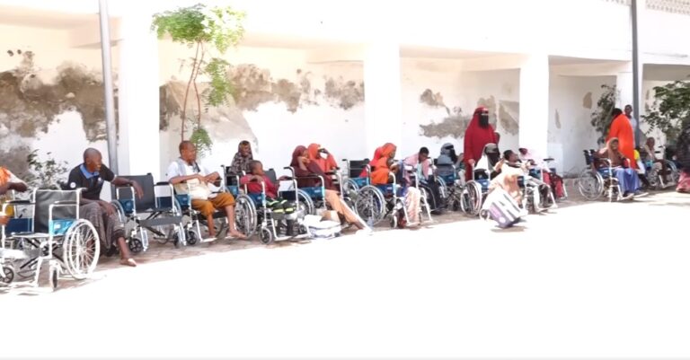 Dad baahiyaha gaarka ah qaba oo deeq baaskiilo loogu qeybiyay Muqdisho