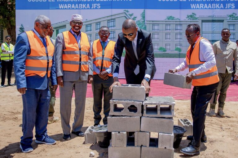 Dhismaha xarunta wasaaradda beeraha Soomaaliya oo laga dhagax dhigay magaalada Muqdisho