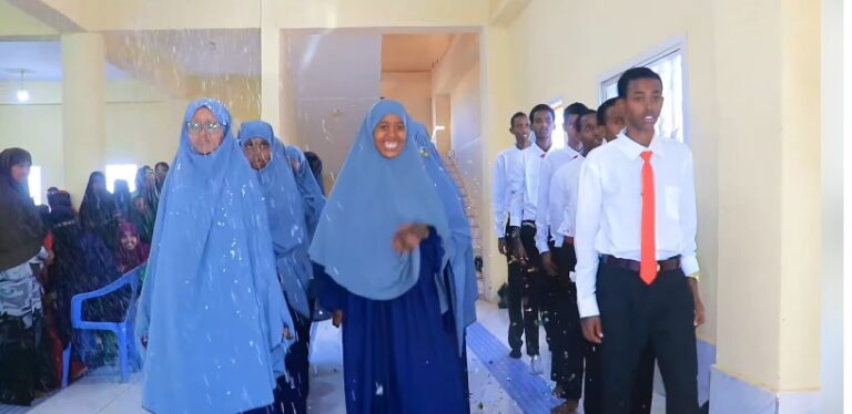 Arday ka baxday machadka Daarul-culuum oo munaasabad loogu qabtay degmada Xarfo