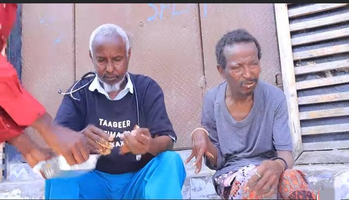 Xarunta Dr. Xabeeb oo gargaar caafimaad u fidisay Aabbe 70 jir ah oo ku dayacna jidadka Muqdisho.