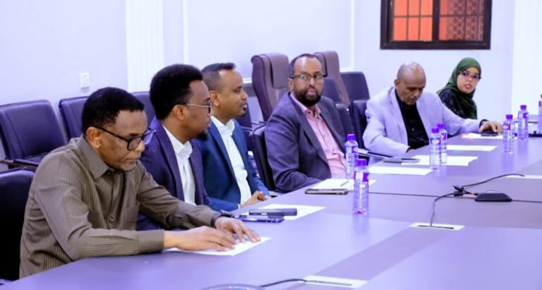 Shir looga hadlayay arimaha gargaarka oo lagu qabtay magaalada Baydhabo.