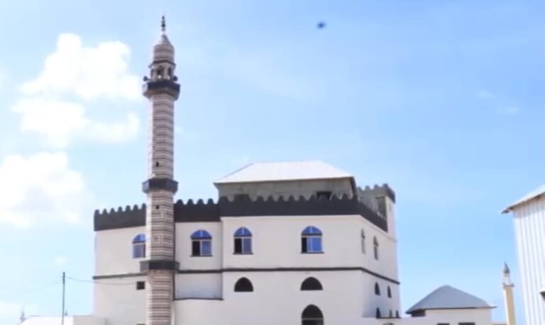Masjid laga hirrgeliyay magaalada Muqdisho oo xariga laga jaray.