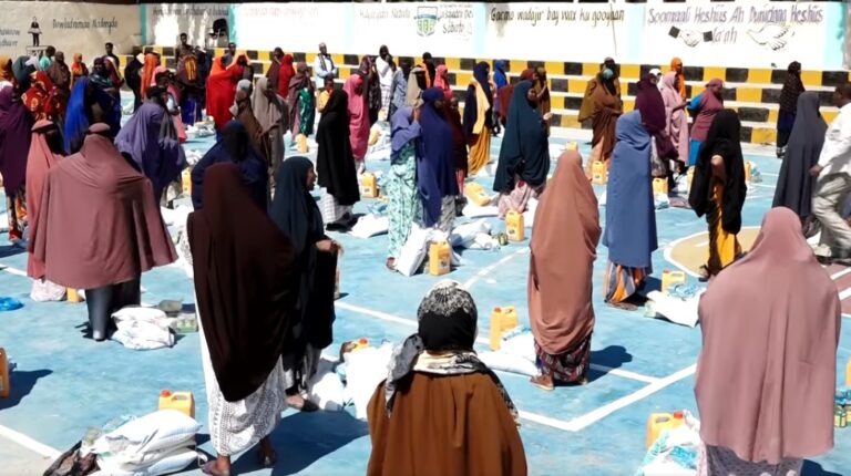 Deeq raashin ah oo qoysas danyar ah loogu qeybiyay degmada Boondheere.