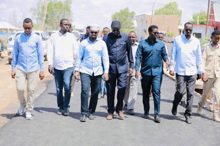 Xubno ka tirsan maamulka Hirshabeelle oo kormeeray dhismaha wadada laamiga ee isku xirta Baladweyne iyo Farliibaax.