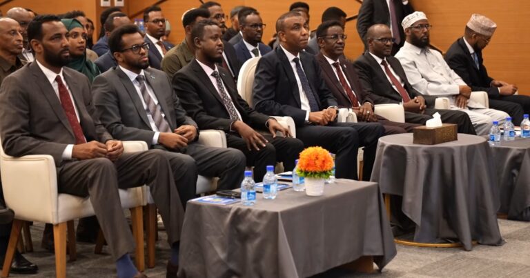 Ra’iisul Wasaaraha XFS oo maanta daahfuray hirgelinta siyaasadda qaranka  darajooyinka iyo mushaaraadka shaqaalaha rayidka