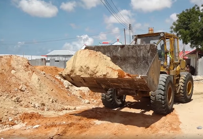 Maamulka Degmada Hodan oo dhagax dhigay dhismaha wadada Soonakey