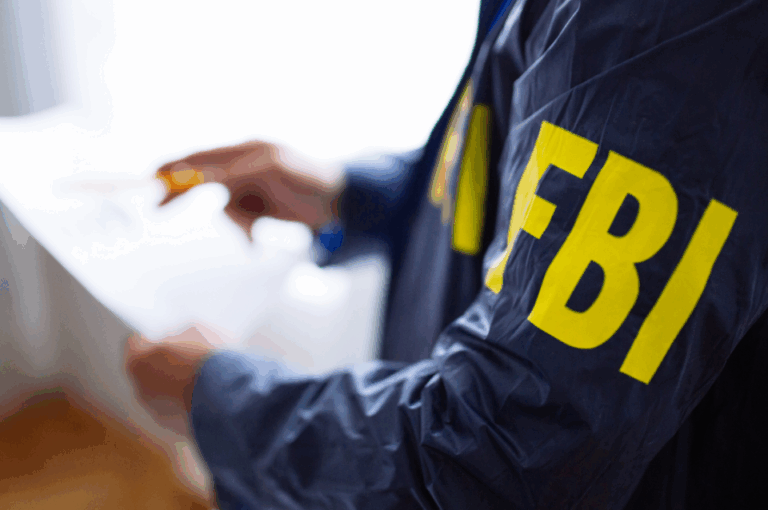 FBI oo xirtay Garsoore lagu eedeeyay caawinta soo galooti sharci la’aan ah