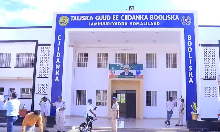 Deeq dhar iyo mootooyin iskugu jirta oo lagu wareejiyay ciidanka nabad-galyada wadooyinka magaalada Hargeysa.