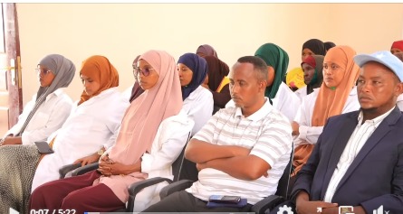 Howlwadeeno ka tirsan isbitaalka degmada Ceeldheer oo loo qabtay tababar kor loogu qaadayo xirfadooda