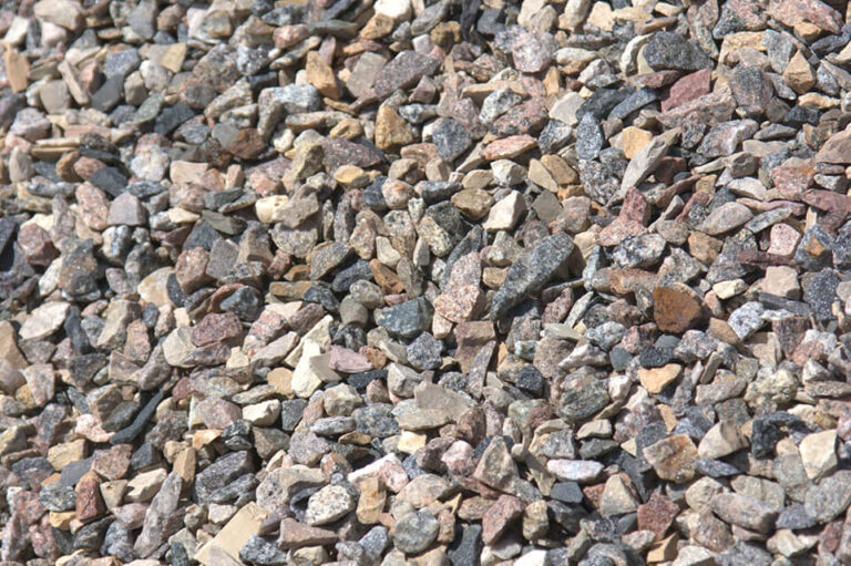 Dhallinyaro ku nool Baladweyne oo noloshooda ka maareeya dhagaxaanta laga soo fujiyo buuraha