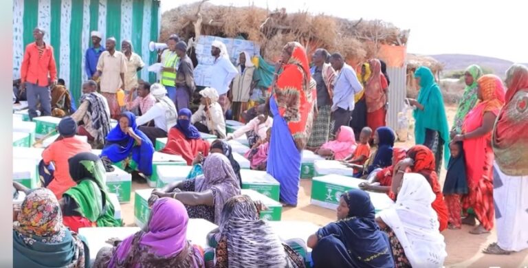 Qoysas ku nool gobolka Togdheer oo deeq raashiin ah loo qeybiyay