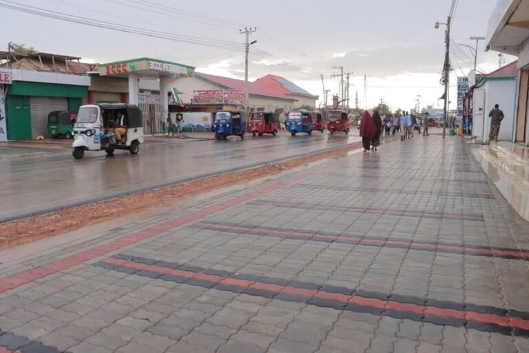 Wajiga koowaad dhigista interlock la saaray hareeraha jidadka oo laga daah furay Galkacyo.