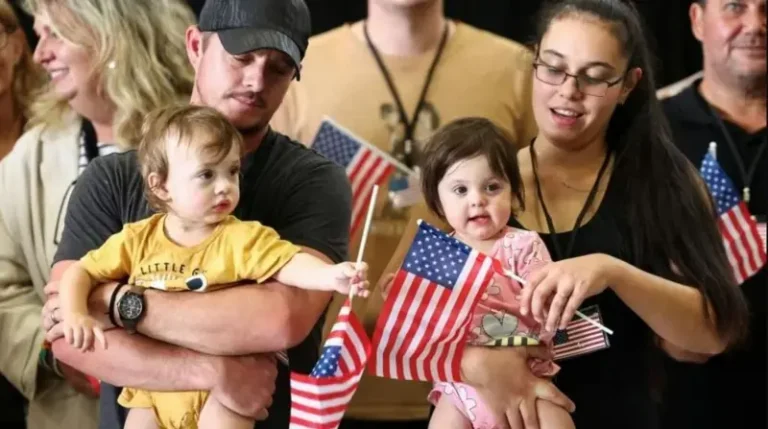 Mareykanka oo sharci qaxootinimo siiyay dad midab takoor kala kulmay Koonfur Afrika.