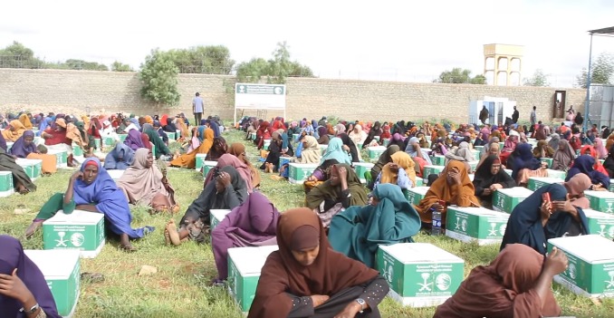 Qoysas danyar ah oo deeq raashiin ah loogu qeybiyay Baydhabo