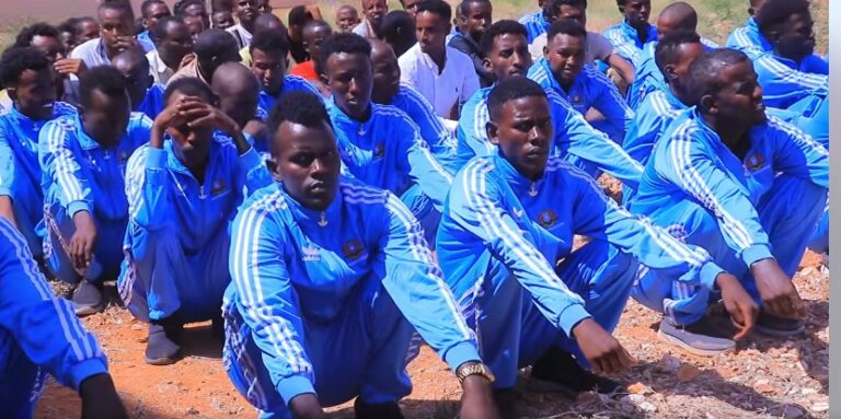 Askar ka mid noqonaya ciidamada Asluubta Soomaaliyeed oo tababar looga furay Gaalkacyo.