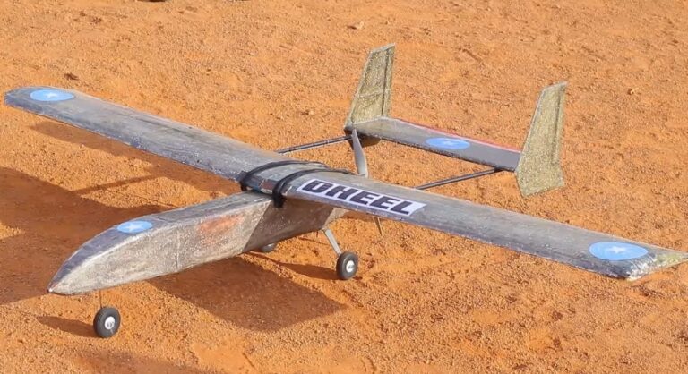 Diyaarad yar oo macmal oo uu farsameeyay wiil dhalinyaro ah  oo lagu soo bandhigay Burtinle