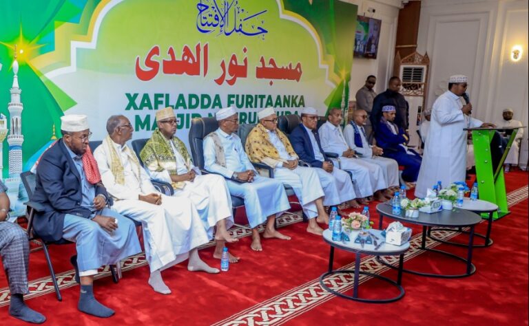 Madaxweynaha Somaliland   oo xariga ka jaray masjidka weyn  Nuural Hudda oo laga hirgeliyay Hargeysa.