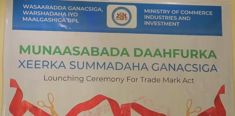 Kulan lagu daahfurayay  Xeerka Sumadaha Ganacsiga oo laga daahfuray Garowe .