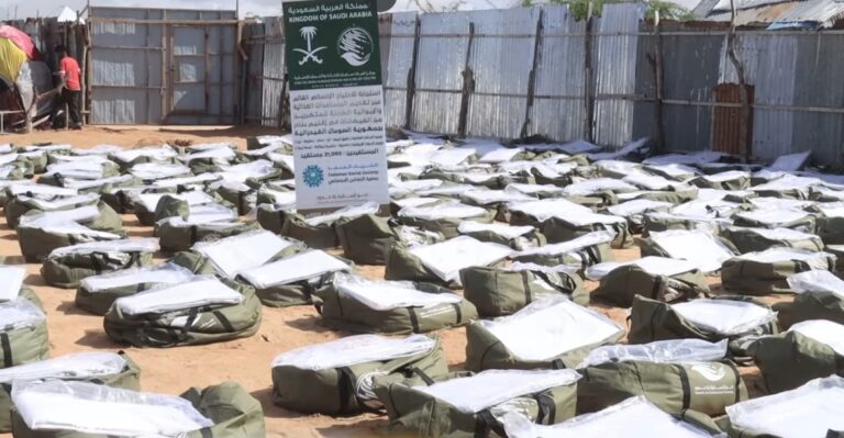 Qoysas danyar ah oo ku nool magaalada Muqdisho oo loo qeybiyay deeq raashin ah.