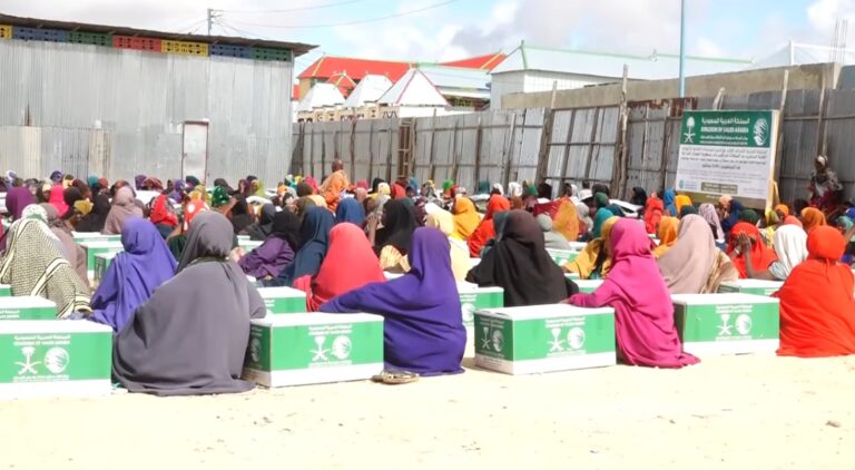 Qoysas danyar ah oo gargaar isugu jira raashiin, maacuun iyo dhar loogu qeybiyay Muqdisho.