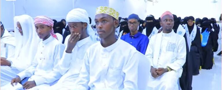 Arday baratay Cilmiga shareecada iyo Luuqadaha oo munaasabad loogu qabtay Boosaaso