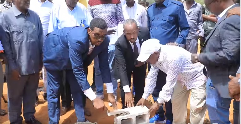 Xarunta maamulka iyo saldhigga booliska deegaanka Tawakal oo la dhagax dhigay