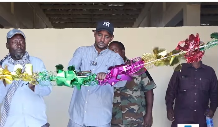 Suuqa qudaarta iyo hilibka ee degmada Kurtunwaarey oo xariga laga jaray.