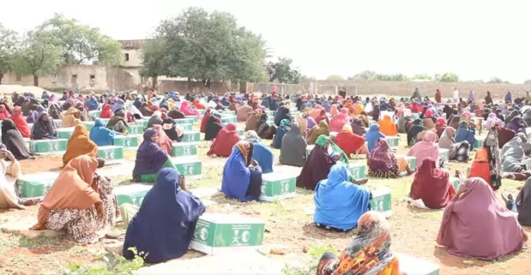 In ka badan kun qoys oo danyar ah oo deeq raashin ah loogu qeybiyay magaalada Baydhabo.