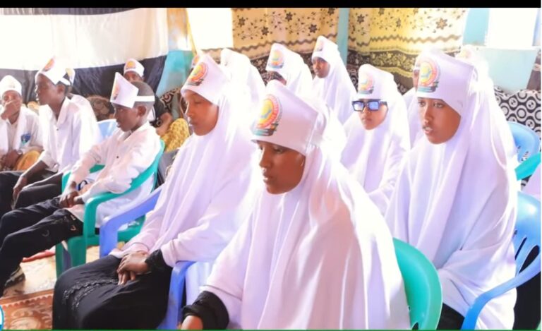 Arday ka qalin jabisay fasalka 8-aad oo munaasabad loogu qabtay degmada Bursaalax