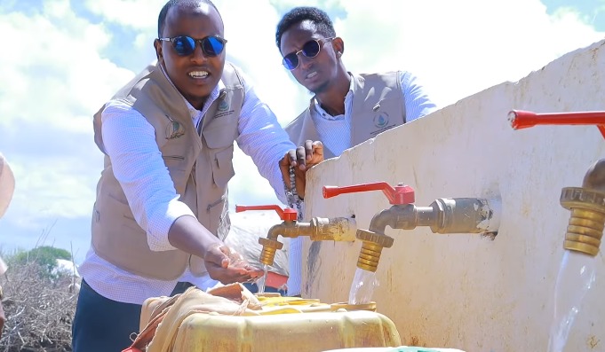 Ceel biyood laga hirgeliyay deegaanka Maka oo xariga laga jaray