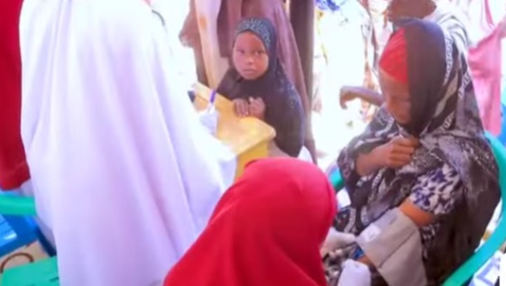 Qoysas danyar ah oo  ku nool deegaanka Midhisho  oo loo sameeyay adeeg Caafimaad oo bilaash ah.