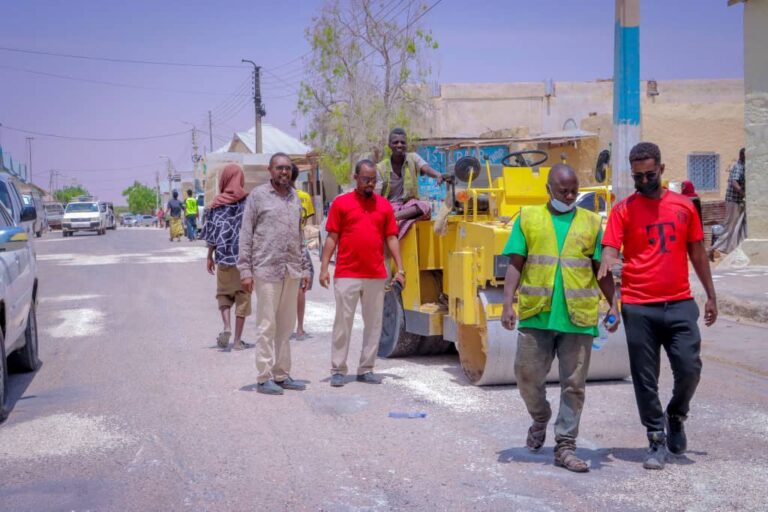 Wadada weyn ee dhexmarta bartamaha magaalada Qardho oo dayactir lagu bilaabay.