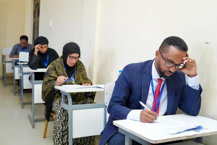 Xubnaha u tartamaya  guddiga madaxa bannaan ee xuquuqul Insaanka Qaranka  oo u fadhistay imtixaanka qoraalka ah.