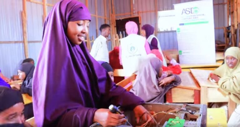 Ardey wax ka barata dugsiga farsamada gacanta AL-AMAR  Baydhabo oo soo bandhigay hal abuur ay  sameeyeen.