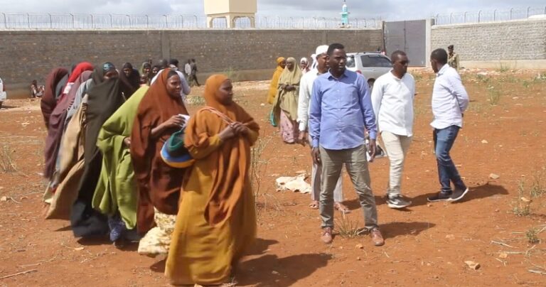 Deeq Xoolo ah oo dad danyar ah loogu qeybiyay magaalada Baydhabo