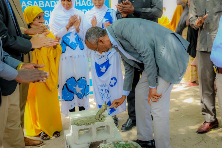 Dugsi loogu talo galay inay wax ku bartan gabdhaha oo laga dhagax dhigay degmada Xamar Jajab.