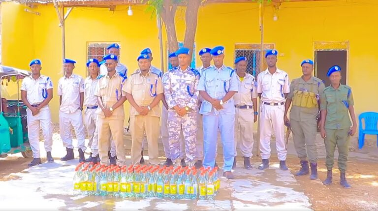 Laamaha amniga magaalada Burco oo soo  bandhiggay khamri ay soo qabteen.