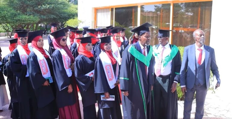 Arday  dhameysay kuliyadda tababarka Macalimiinta oo munaasabad loogu qabtay Hargeysa