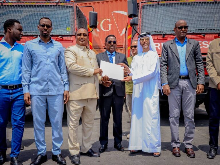 Mamulka gobolka Banaadir  oo dowlada Imaaraatka Carabta kala wareegay Labo baabuur oo dab damis ah