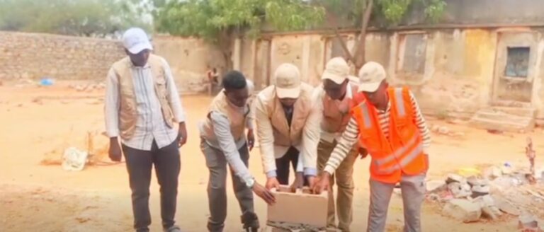 Gudoomiyaha degmada Diinsoor oo dhagax dhigay dugsiga sare ee Sheekh Xuseen.