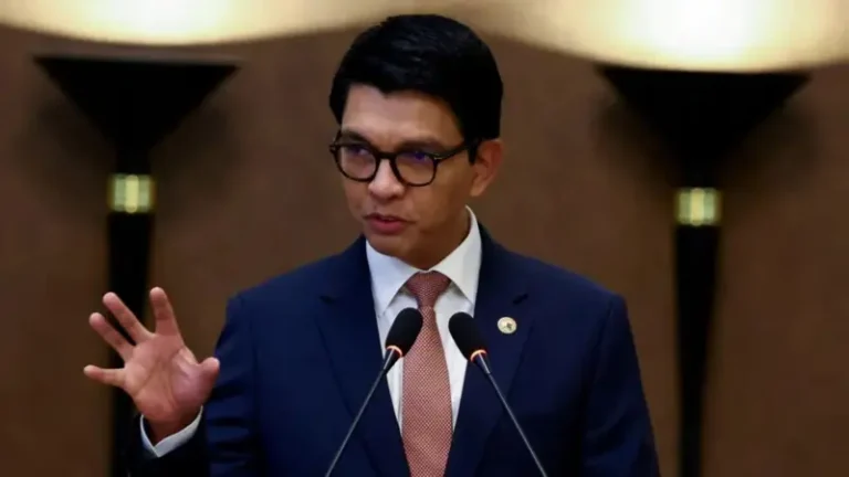 Madaxweynaha Madagascar oo kala diray baarlamaanka si uu uga hortago in xilka laga qaado